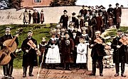 Dobová pohlednice selské pajerské svatby se skřipáckou kapelou, počátek 20. století