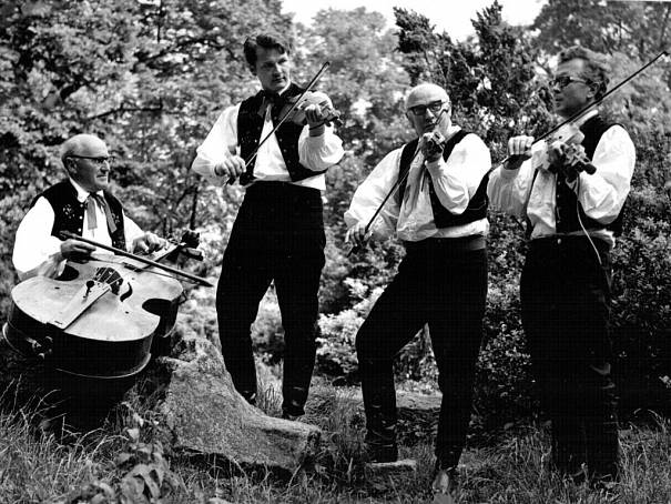 Míla Brtník st. (druhý zprava) založil v roce 1954 Horácký soubor písní a tanců Jihlava, v rámci kterého zřídil také skřipáckou muziku