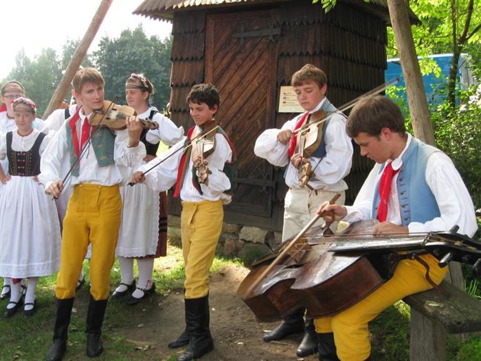 Skřipácká muzika Folklorního souboru Pramínek Jihlava na vystoupení na Veselém Kopci u Hlinska, 2009