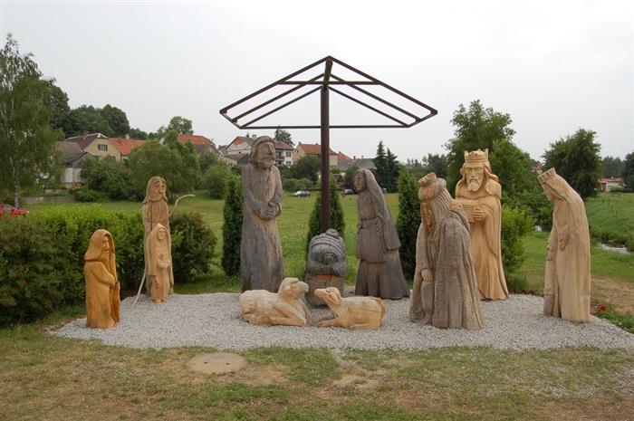 Vyřezávaná Svatá rodina u Třešťského potoka, poutač na tradici betlemářství v Třešti, 2013.