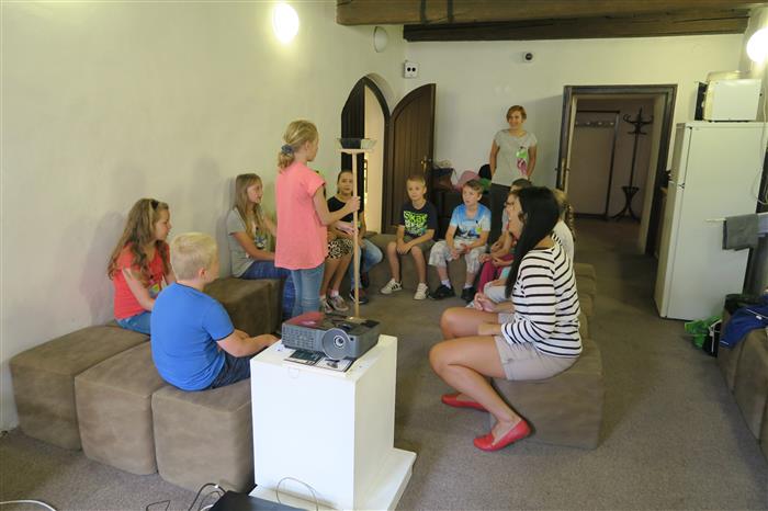 Představování účastníků tábora za pomoci hry s koštětem