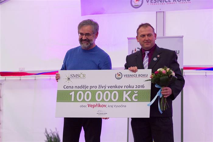 Vítězné obci Vepříkov předal ocenění emeritní předseda našeho sdružení Jan Pijáček spolu s odměnou ve výši 100 tisíc