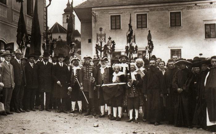 Společná fotografie účastníků průvodu, 1928, SOkA Jihlava