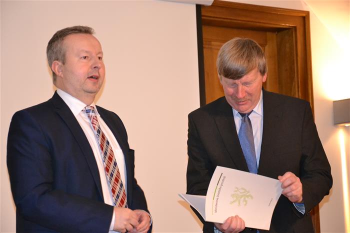Starosta Telče a předseda svazku Mikroregion Telčsko Roman Fabeš přebírá certifikát Národní geopark