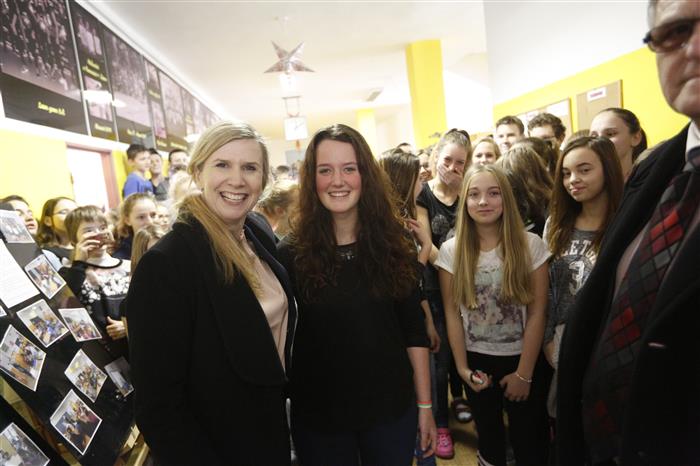 Žáci ZŠ Na Pražské v Pelhřimově přivítali ministryni Kateřinu Valachovou pokřikem 