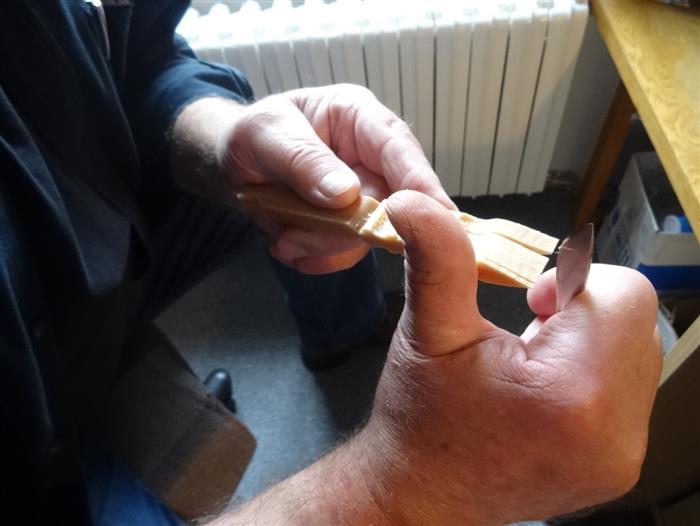 Rozřezávání dřívka nožíkem na tenké plátky (výroba holubičky Jindřicha Tomana)