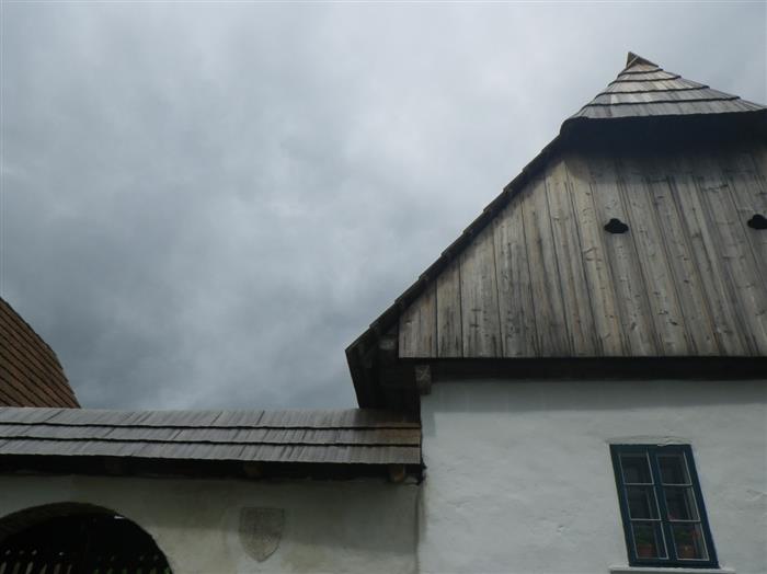 Pohled na střechu Michalovu statku v Pohledi, šindele vyrobil a sám usadil Jindřich Holub