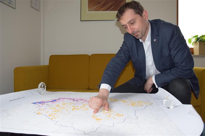Radní Martin Hyský s mapou definující ochranná pásma