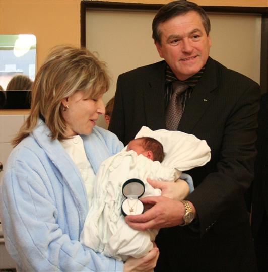 Maminka Jiřina Tomková s dcerou Ellen, hejtman kraje Jiří Běhounek, radní Zdeněk Ryšavý a zástupci Nemocnice Třebíč.