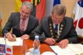 podpis dohody - zleva starosta Schweiggers Johann Hölzel a starosta Osové Bítýšky Josef Mach