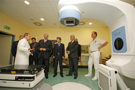 Primář oddělení Radiační onkologie Lubomír Slavíček při prezentaci přístrojového vybavení Nemocnice Jihlava