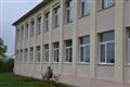 Nová okna na budově základní školy v v obci Kalnyk