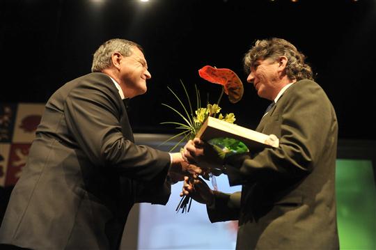Jiří Běhounek, hejtman Kraje Vysočina a Tomáš Starýchfojtů, oceněný skleněnou medailí