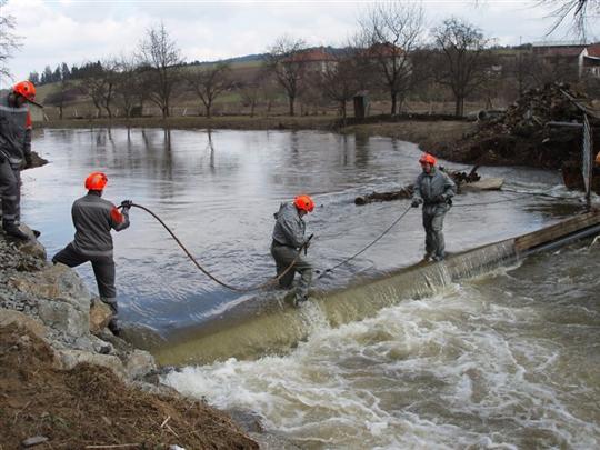 Vojáci staví provizorní most v Číchově