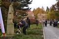 Radní Martin Hyský podkládá k soše T. G. Masaryka v Jihlavě květiny