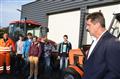 Libor Joukl při předání traktoru pro odbornou výuku.