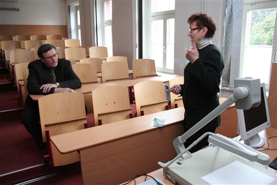 Hejtman JIří Běhounek a ředitelka VOŠ a Obchodní akademie v Chotěboři Blažena Petrlíková při prohlídce školy