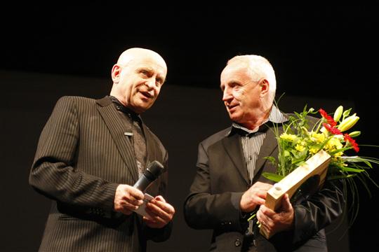 Bořivoj Navrátil v roli moderátora večera u příležitosti předání Nejvyššího krajského ocenění pro Petra Honzla.