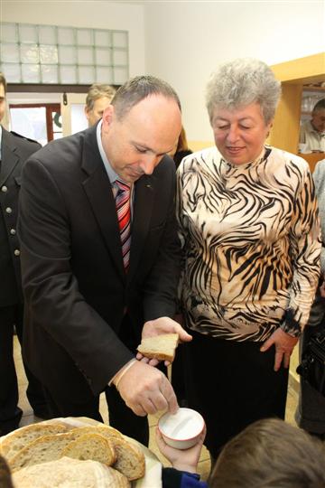 Květinovští vítali hosty tradičně chlebem a solí (ředitel Zdeněk Kadlec s radní Marií Kružíkovou)