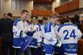 Mladí hokejisté dostali knihu rekordů, čepici a tričko