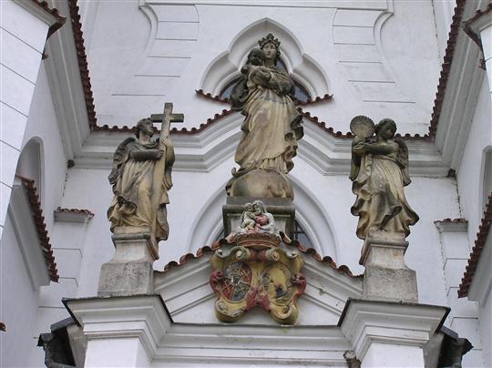 Sochařská výzdoba fasády kostela
