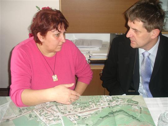 Se starostkou Menhartic paní Boženou Gliganičovou probíral náměstek hejtmana Libor Joukl možné řešení průtahu obcí přímo nad mapou projektu