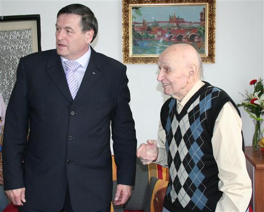 Hejtman Jiří Běhounek při gratulaci ke krásným 100. narozeninám Dominiku Klimešovi