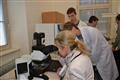 Radní Kraje Vysočina pro oblast školství, mládeže a sportu Jana Fialová si pod profesionálním mikroskopem prohlíží preparát listu fíkusu