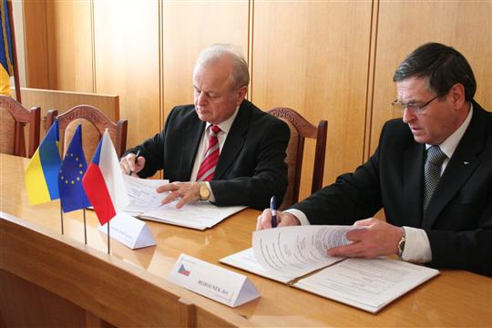 Mychajlov Kičkovsky a Jiří Běhounek při podpisu prohlášení
