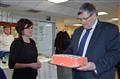 Ředitelka Nemocnice Třebíč Eva Tomášová předává hejtmanovi Jiřímu Běhounkovi dort v podobě nového pavilonu