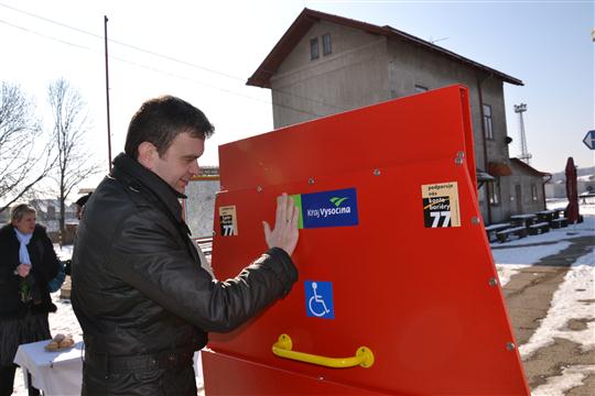 2011_02_25_Vladimír Novotný při předání mobilních plošin pro přepravu imobilních spoluobčanů vlakem v Okříškách
