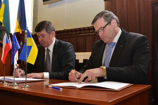 Jiří Běhounek a Ivan Baloha při podpisu dodatku smlouvy