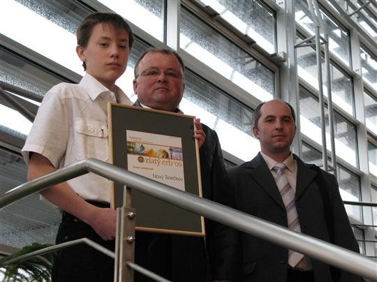 Cenu veřejnosti získal Nový Telečkov. Cenu se odnesl mladý webmaster Martin Dlouhý, starosta Vítězslav Brabec. Trojici doplňuje vpravo Zdeněk Dlouhý.