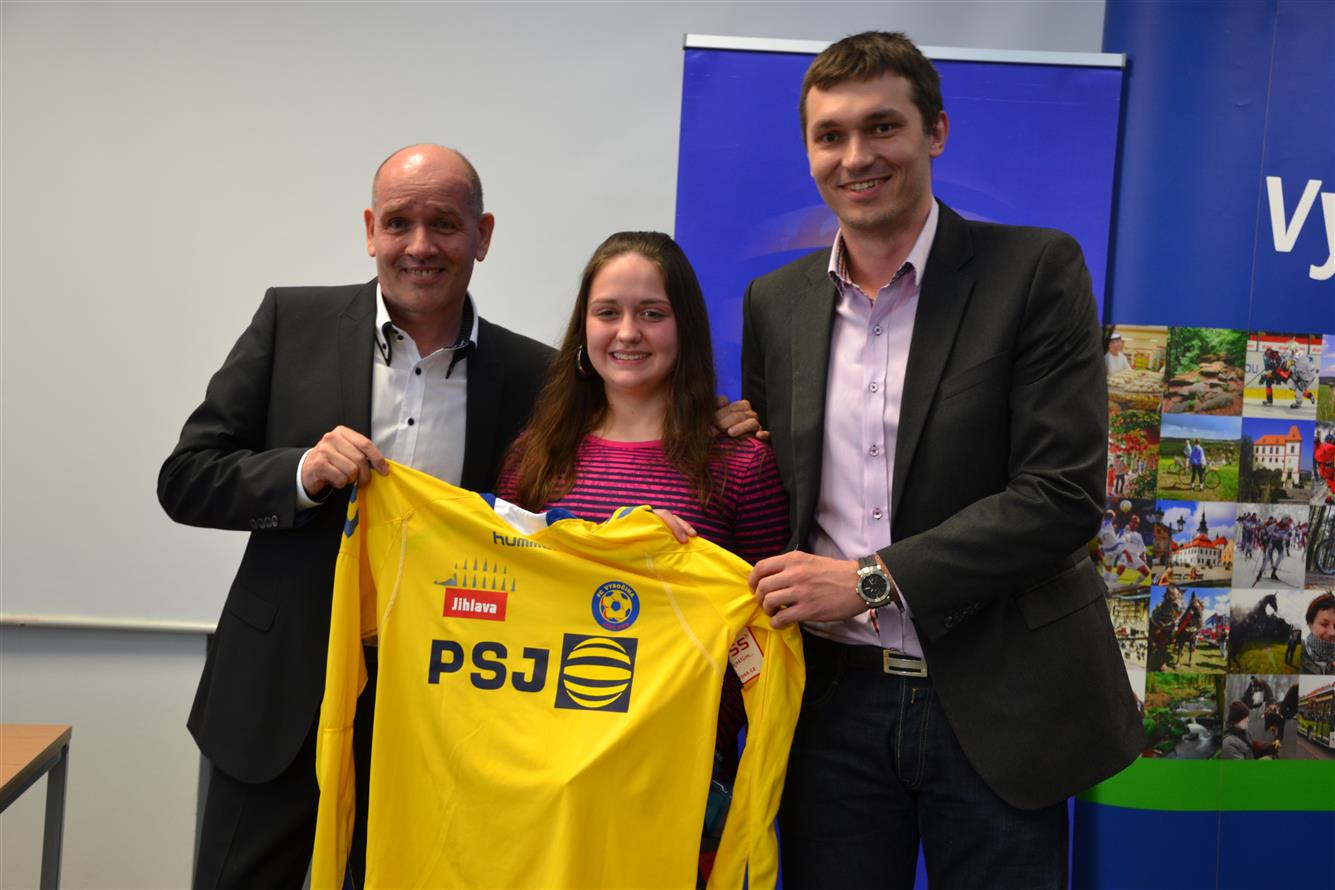 Zástupci společnosti PSJ, a.s. předali čtvrté Tereze Julišové dres fotbalového klubu FC Vysočina Jihlava