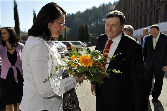 Miroslava Němcová přijímá květinu při vítání od Jiřího Běhounka, hejtmana kraje Vysočina