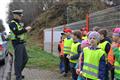 Policista Jiří Trnka dětem vysvětluje, jak budou při kontrolách pomáhat
