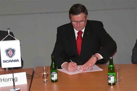 Hejtman kraje Vysočina Jiří Běhounek při podpisu