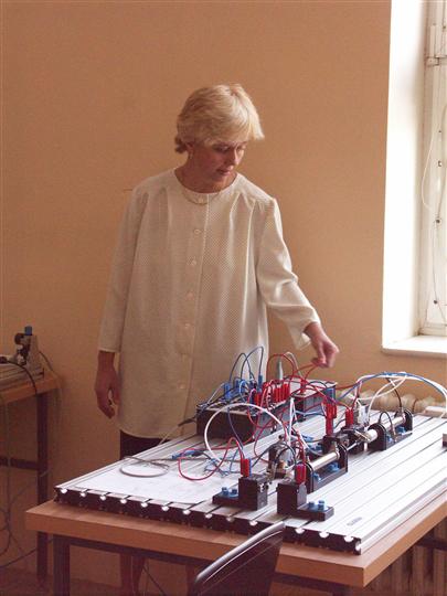 Helena Mojrová ze Střední technické školy v Jihlavě ukazuje, jak funguje stavebnicový systém pro výuku mechatroniky.