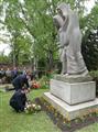 Hejtman Jiří Běhounek a primátor Jihlavy Jaroslav Vymazal uctili památků obětí druhé světové války u sochy 