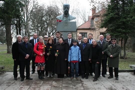 Delegace z Vysočiny a čeští vlastenci u busty T. G. M.