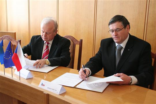 Hejtmani obou regionů podepisují smlouvu o spolupráci pro rok 2009