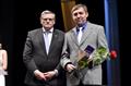 Oceněný medailí I. stupně Milan Krupička s hejtmanem Jiřím Běhounkem