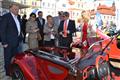 Švýcarský velvyslanec obdivuje krásy studentských sporťáků projektu Postav si svoje auto