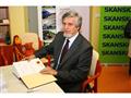 Ministr Petr Šimerka se podepsal do pamětní knihy ždíreckého domova důchodců.