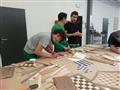 Žáci pracují na výrobě šachovnice