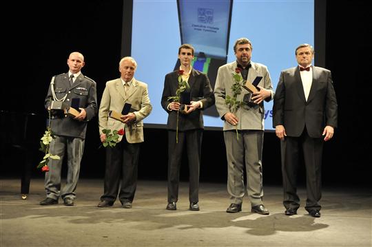 Ocenění za záchranu života předal hejtman Jiří Běhounek Zdeňku Buchtelovoi, Jiřímu Holasovi, Čestmíru Boudnému a Tomášovi Heřmánkovi