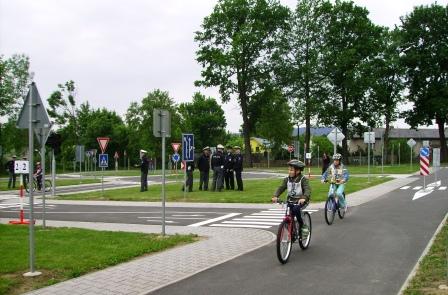Mladí cyklisté si vyzkoušeli praktickou jízdu po dopravním hřišti.