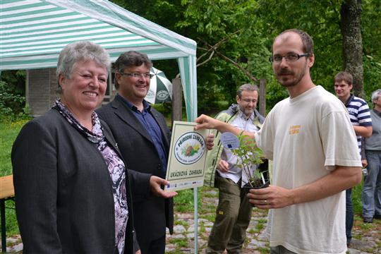 Marie Kružíková, Zdeněk Ryšavý a Martin Kříž z Chaloupek, kam putuje certifikát Ukázkové přírodní zahrady.