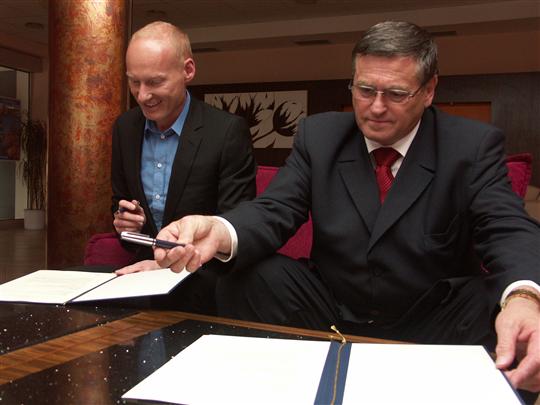 Zleva: Generální ředitel Českých drah Petr Žaluda a hejtman Vysočiny Jiří Běhounek při podpisu dohody