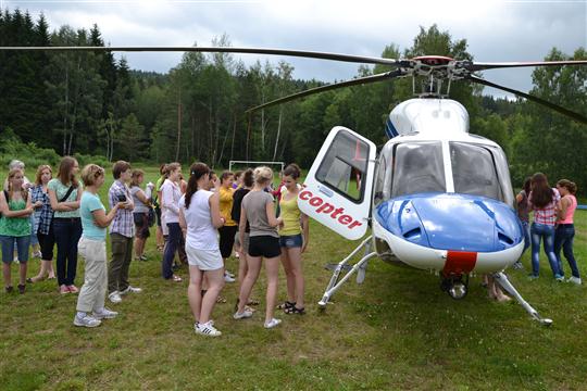 Účastníci soutěže při prohlídce vrtulníku letecké zdravotnické záchranné služby